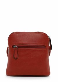 Borsa a tracolla rossa in pelle con superficie testurizzata, chiusura con zip e tasca frontale con dettaglio a zip. Forma compatta e quadrata.
