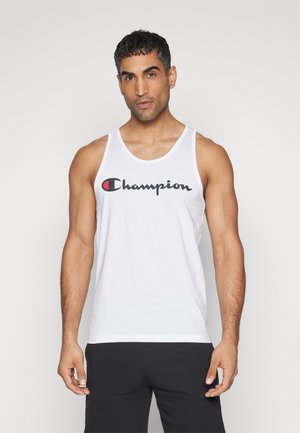 Camiseta sin mangas de algodón blanca con un gran logo negro y rojo de "Champion" en el pecho. El diseño cuenta con amplios sisas y un escote redondeado.