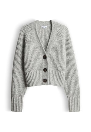 Grau, grob gestrickte Wolljacke mit V-Ausschnitt, drei dunklen Knöpfen, langen Ärmeln sowie gerippten Bündchen und Saum.