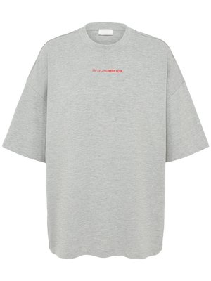 Φαρδιά ανοιχτό γκρι κοντομάνικη μπλούζα με κόκκινο κείμενο "The LeGer LOVERS CLUB" στο κέντρο κοντά στη λαιμόκοψη.