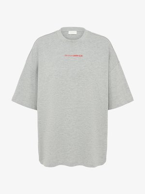 Gaiši pelēks vairāk nekā parasti lielā izmēra T-krekls ar īsām piedurknēm un sarkanu tekstu "The LeGer LOVERS CLUB" centrā pie apkakles.