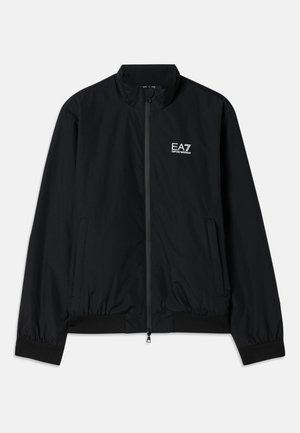 Veste bomber noire avec un col haut, fermeture éclair à l'avant, poignets et ourlet en élastique. Présente le logo EA7 blanc sur la poitrine gauche et deux poches latérales.