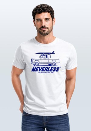 Mann mit dunklen lockigen Haaren trägt ein weißes T-Shirt mit einem Vintage-Pickup-Truck mit Surfbrett und dem blauen Text "NEVERLESS Chase waves, not time".