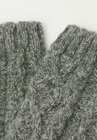 Dzianinowe rękawiczki bezpalcowe w miękkiej szarej włóczce, z wzorem w warkocze, z prążkowanymi mankietami i teksturowanym wykończeniem.