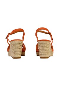 Sandali con zeppa in suede arancione, con tacco in juta intrecciata, fascietta alla caviglia regolabile e design con ritagli pertraspirabilità e stile.