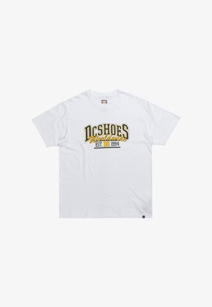 Biela bavlnená tričko s grafickou potlačou v čiernej a zlatej farbe, s textom "DC SHOES Worldwide" a "EST. 1994". Design s okrúhlym výstrihom.