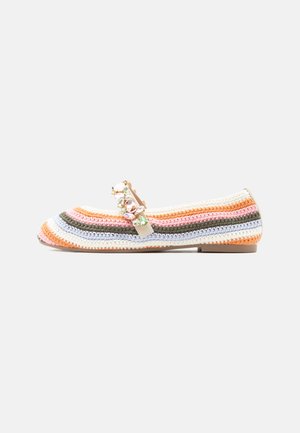 Zapato plano con rayas de crochet multicolor en naranja, rosa, gris, blanco y marrón, con una correa con joyas cruzando el empeine.