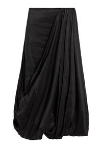 Gonna nera drappeggiata realizzata in un tessuto liscio, caratterizzata da pieghe intricate e una silhouette fluida con un dettaglio in vita arricciato.
