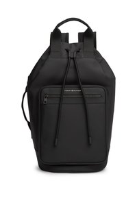 Μαύρο σακίδιο πλάτης από νάιλον με κλείσιμο με κορδόνι, επενδυμένους ιμάντες ώμου και μπροστινή τσέπη με φερμουάρ. Το λογότυπο εμφανίζεται στο μπροστινό μέρος.