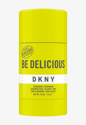 Stick déodorant DKNY Be Delicious jaune vif, étiqueté sans aluminium et sans alcool, contenant 75 grammes ou 2,6 onces.