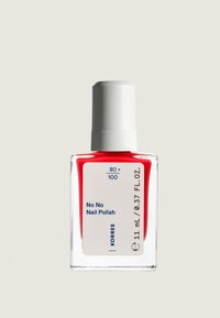 Smalto rosso in bottiglia di vetro trasparente con tappo bianco. L'etichetta include "No No Nail Polish" e dettagli del prodotto in testo blu. Volume: 11 mL.