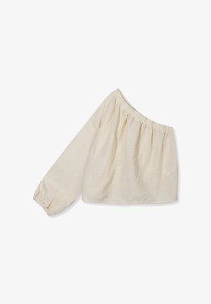 Blusa de manga larga color blanco hueso, con un solo hombro, cuello y puños elásticos, extendida sobre un fondo blanco.