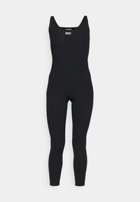 Czarny, dopasowany kombinezon bez rękawów z kwadratowym dekoltem i białym logo DKNY na piersi, długie nogawki, jednolite tło.