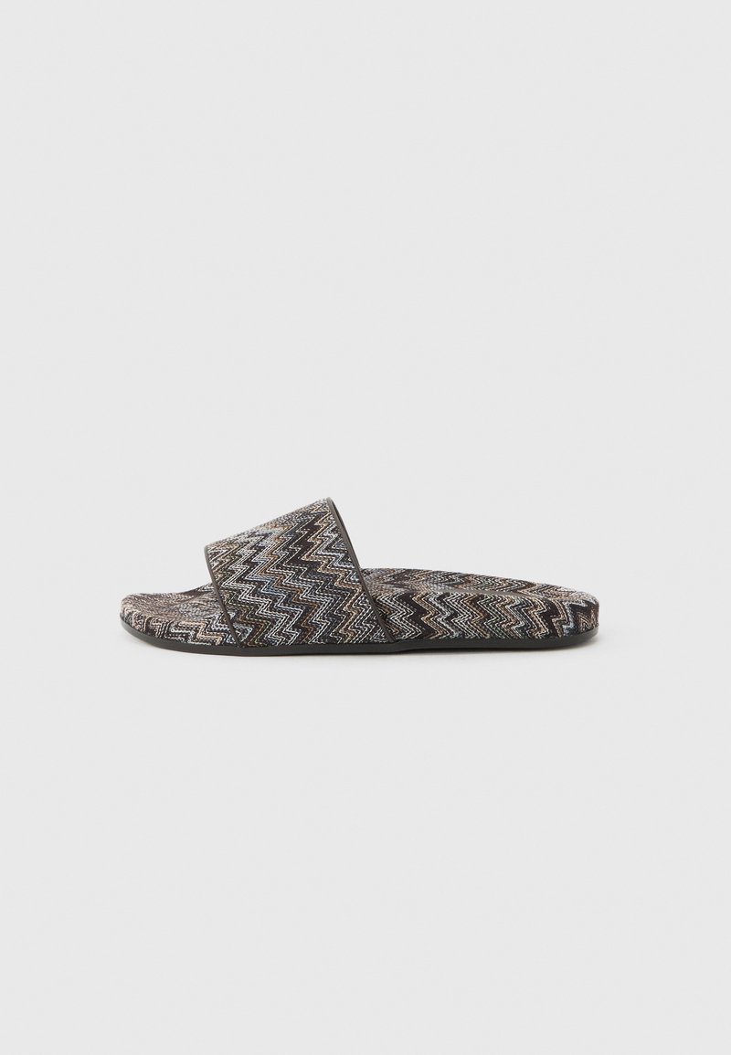 Sandale mule pour homme avec une bride en tissu à motif zigzag et une semelle dans des nuances de marron, gris et noir sur un fond clair.