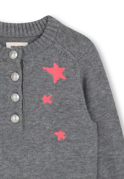 Pull gris en maille avec quatre boutons argentés et trois motifs d'étoiles roses sur la partie supérieure gauche près de l'épaule.