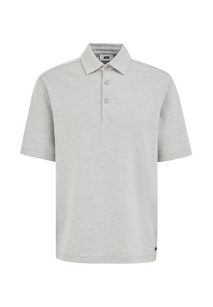 Polo gris clair à manches courtes avec trois boutons et un col classique, présenté sur un fond blanc.