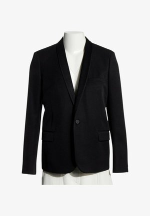Blazer nero monopetto con rever a lancia, tasche anteriori con pattina e taschino sul petto su un manichino bianco.
