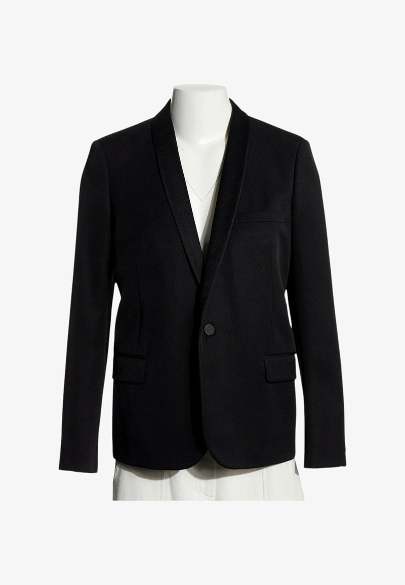 Blazer noir à un bouton avec revers cranté, poches avant à rabat et poche poitrine passepoilée sur un mannequin blanc.