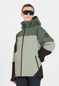 Waterdichte jas met een groen en grijs kleurblokontwerp, voorzien van een capuchon, ritszakken en een gestructureerde stof.