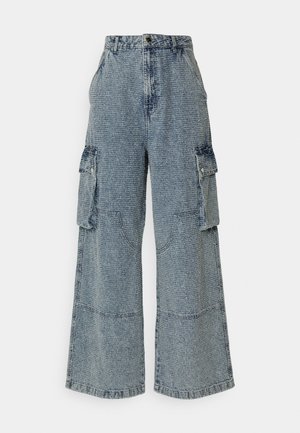 Calças de ganga cargo em azul claro, de perna larga, com bolsos frontais e laterais, acabamento texturizado e detalhes de costura visíveis.