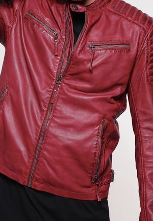 Czerwona skórzana kurtka z wieloma kieszeniami na zamek, zapięciem na zamek z przodu oraz pikowanymi detalami na ramionach.
