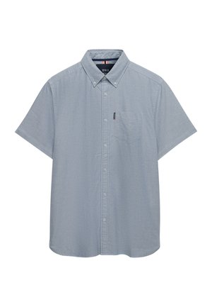 Camisa azul claro de manga corta con botones, cuello puntiagudo, bolsillo frontal en el pecho y pequeña etiqueta con logo en el bolsillo.