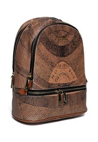 Mochila marrón con estampado, cremalleras negras, tiradores de cremallera dorados y parte superior curva, mostrando texto impreso y una pequeña insignia dorada.