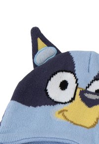 Berretto lavorato a maglia con un design blu e blu scuro, dotato di un volto cartoon e orecchie. Tessuto testurizzato con dettagli del volto ricamati.