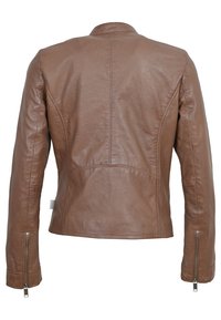 Brązowa skórzana kurtka o dopasowanym kroju, z długimi rękawami, zamkami w mankietach i gładką teksturą. Tył z detalami szwów.