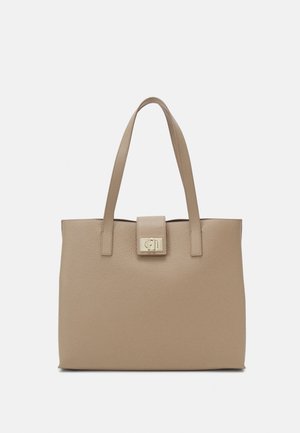 Sac fourre-tout en cuir beige avec surface texturée, deux bretelles et un rabat avant avec fermeture à loquet dorée.