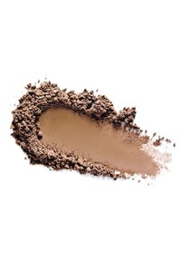 Polvere cosmetica marrone distribuita in un morbido arco strutturato, con granuli grossolani da un lato e un'area liscia dall'altro, su uno sfondo bianco.
