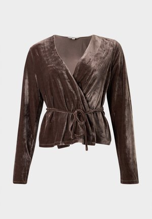 Hnedý sametový top s dlhými rukávmi, výstrihom do V a nastaviteľným viazaním v páse. Mäkká textúra so jemným leskom. Žiadne viditeľné vzory ani kovové prvky.