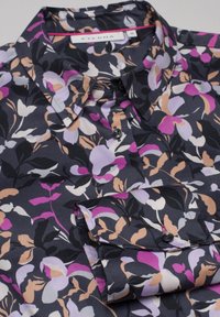 Camisa de botones floral en azul oscuro, con patrones en rosa, lavanda y beige. Tejido suave con un cuello clásico y mangas con puños.