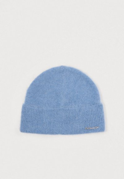 Berretto lavorato a maglia di colore azzurro chiaro, realizzato in materiale morbido con risvolto a coste e piccolo logo ricamato di lato. Texture liscia e morbida.