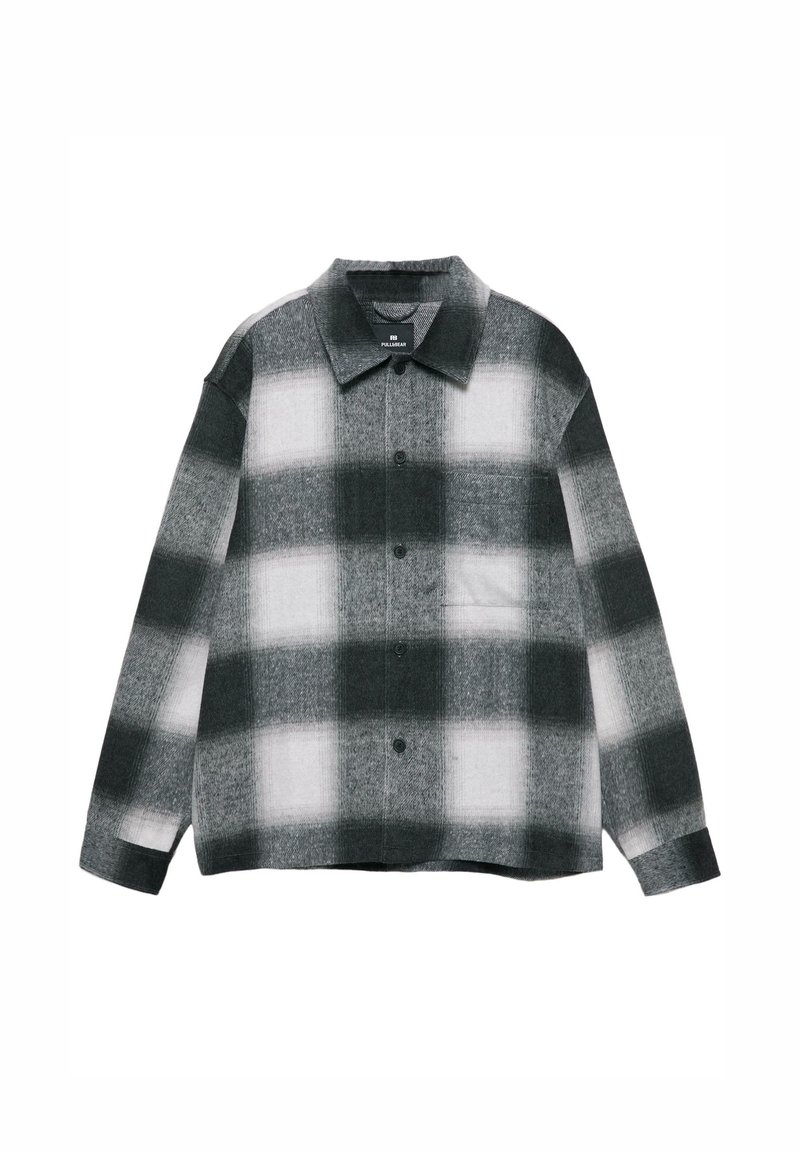 Cămașă din flanel în carouri gri și alb, cu nasturi, guler răspândit, mâneci lungi, având un buzunar pe piept și un material texturat.