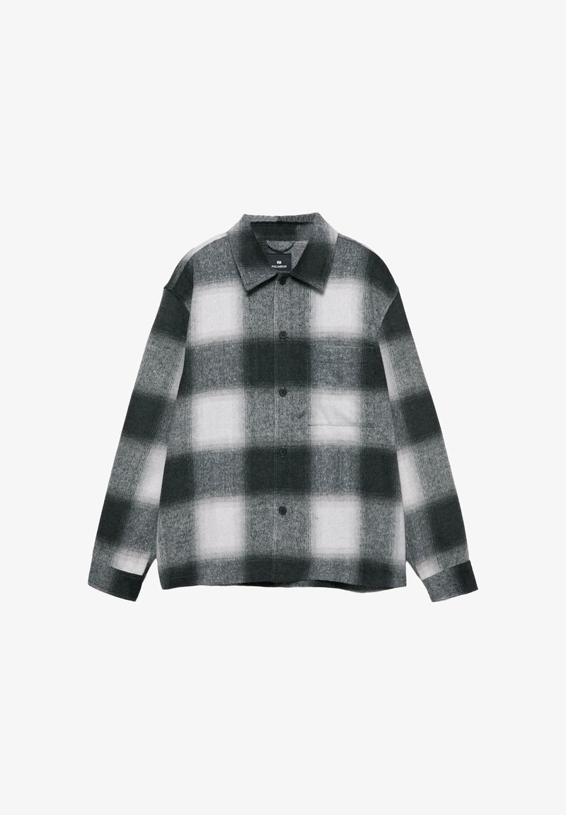 Cămașă din flanel în carouri gri și alb, cu nasturi, guler răspândit, mâneci lungi, având un buzunar pe piept și un material texturat.