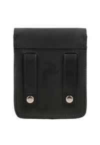 Borsa in pelle nera con chiusura a pattina, dotata di due cinghie frontali e borchie metalliche. Texture liscia e dettagli di cucitura accurati.