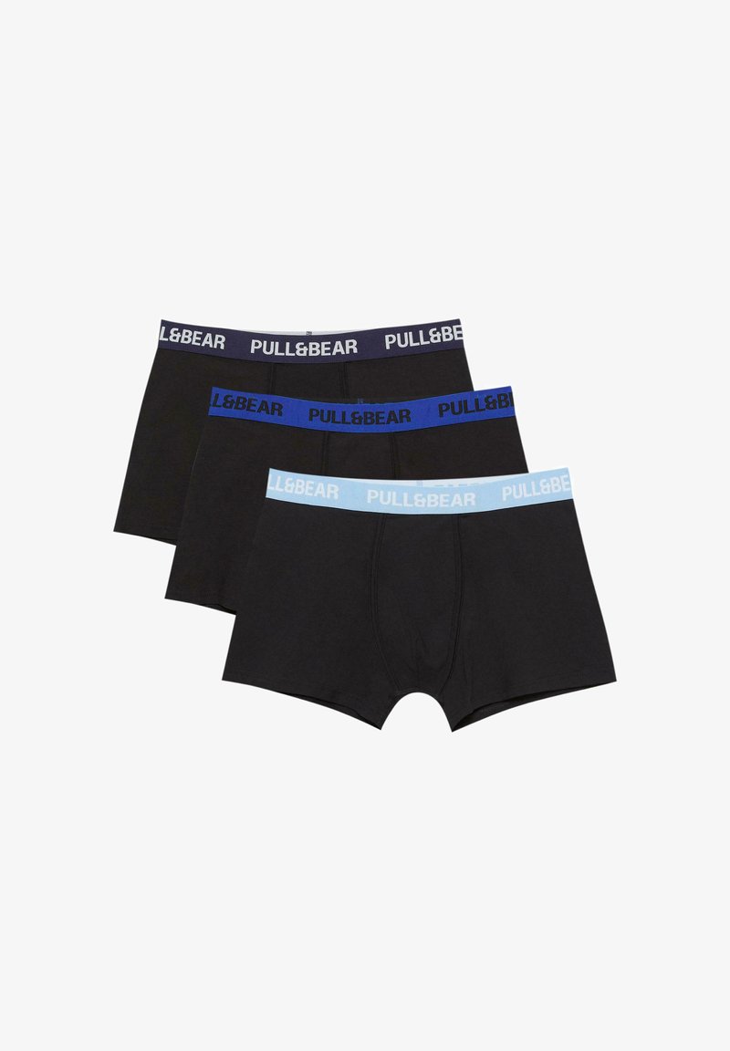 Tre paia di boxer da uomo neri, con elastici in vita. Le fasce superiori sono di colore blu navy, blu e azzurro, con il marchio "PULL&BEAR".