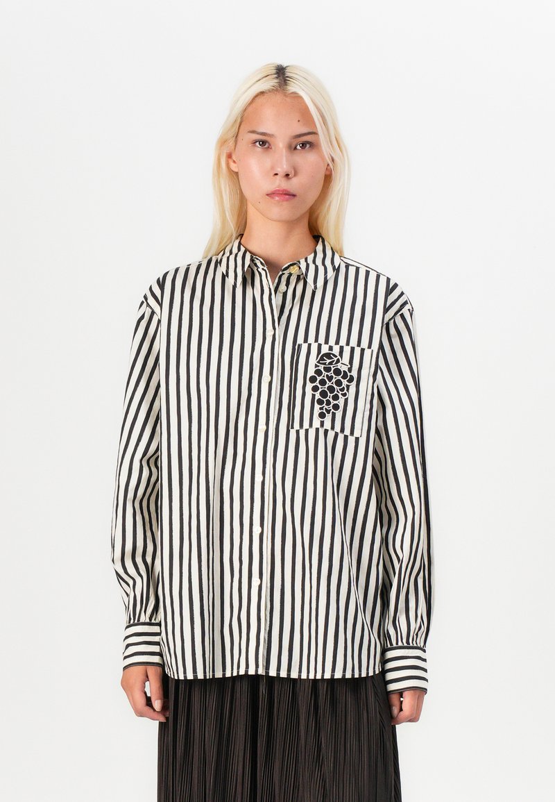Camicia a maniche lunghe con strisce bianche e nere, con bottone e taschino con ricamo di tralcio d'uva e colletto classico.
