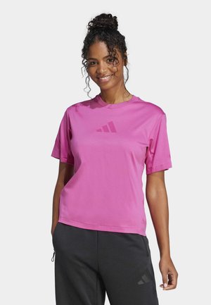 T-shirt sportivo rosa con collo rotondo e maniche corte, realizzato in tessuto morbido. Presenta un logo a tre strisce discreto nello stesso colore.