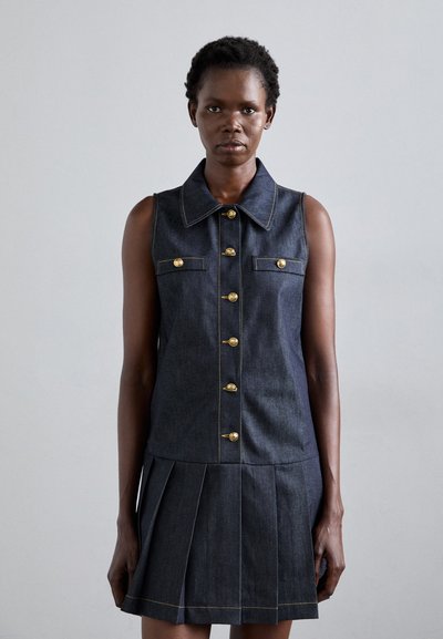 Abito in denim senza maniche con colletto classico, dettagli in bottone dorato e design a gonna plissettata. Colore blu scuro con cuciture a contrasto.