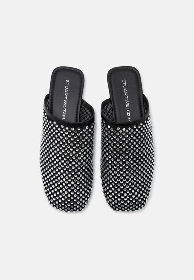 Mules noires à enfiler avec bouts carrés, recouvertes de clous argentés, avec semelles intérieures rembourrées estampillées "Stuart Weitzman."