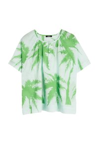 Bluzka z krótkim rękawem w zielony wzór palmy na jasnym miętowym tle, z okrągłym dekoltem i detalem z guzikiem z przodu.