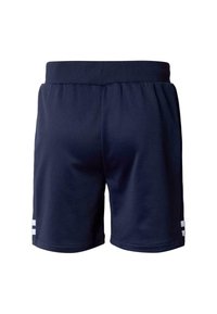 Tamsiai mėlynos sportinės šortai su elastine juosta, akcentuoti trimis baltomis juostelėmis arti apatinės dalies. Pagaminti iš lygios medžiagos.