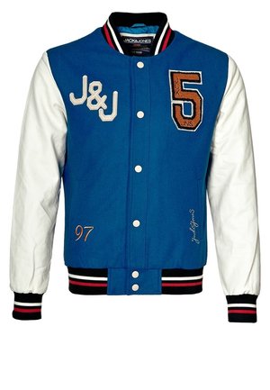 Blå varsityjakke med hvide ærmer, trykknapper, mærker "J&J", "5", "97" og stribede manchetter og krave.