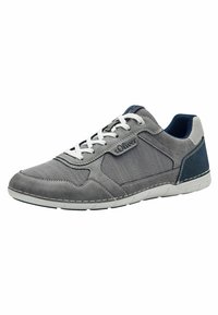 Baskets grises en matériaux en mesh et en suede, lacets blancs, accents bleus au niveau du talon et de la languette, coutures contrastées et semelle texturée.