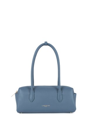 Sac à main en cuir bleu de forme rectangulaire, doté de doubles poignées et d'un logo doré. Texture lisse et fermeture éclair sur le dessus.