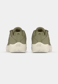 Ζευγάρι ελαιόχρωμων Nike SB παπουτσιών, δείχνονται από πίσω με λευκές σόλες και επενδεδυμένα κολάρα αστραγάλου σε απλή φόντο.