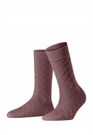 Chaussettes en laine de couleur mauve profond avec un motif de diamants texturé. Caractéristiques : bord-côte au niveau de la cheville et couture lisse au bout pour plus de confort.