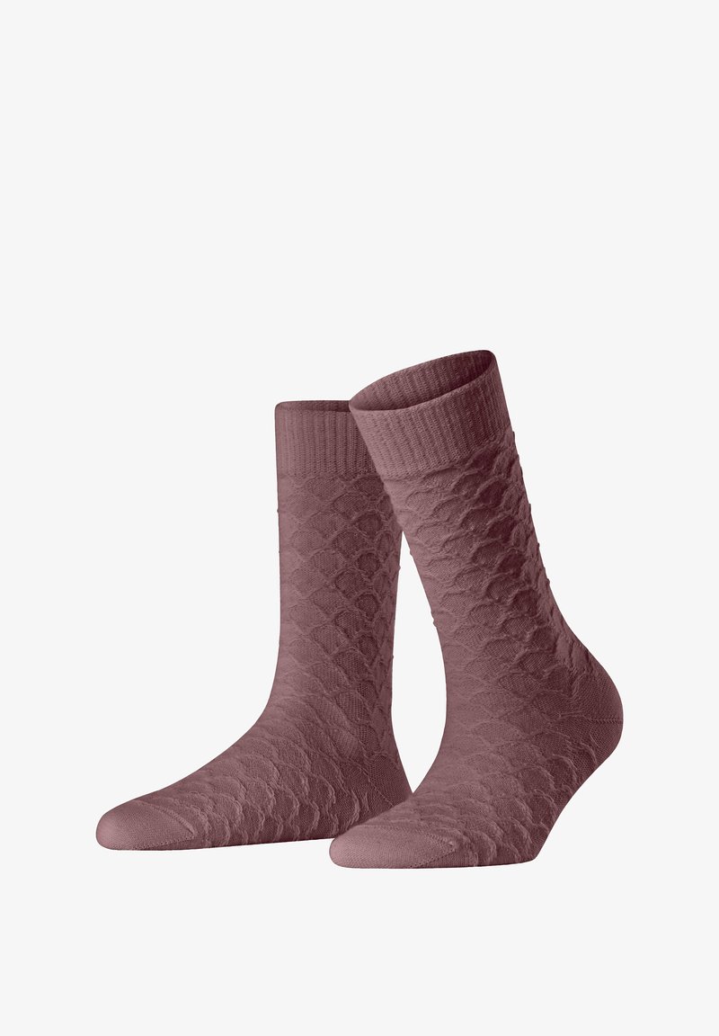 Gestrickte Socken in einem tiefen Mauve-Ton mit einem strukturierten Rautenmuster. Verfügt über einen gerippten Bund und eine glatte Zehennaht für zusätzlichen Komfort.